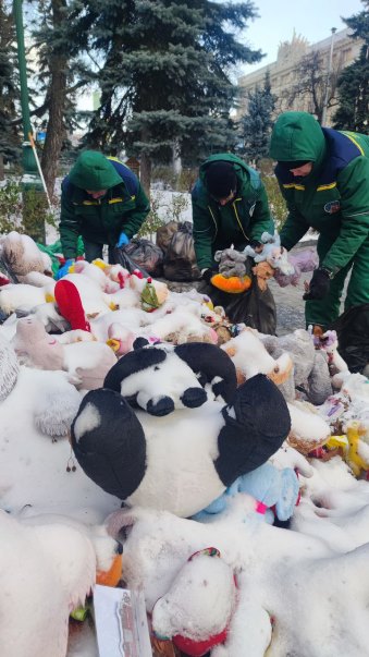 У Харкові прибрали іграшки від пам'ятника загиблим від рук рашистів дітям
